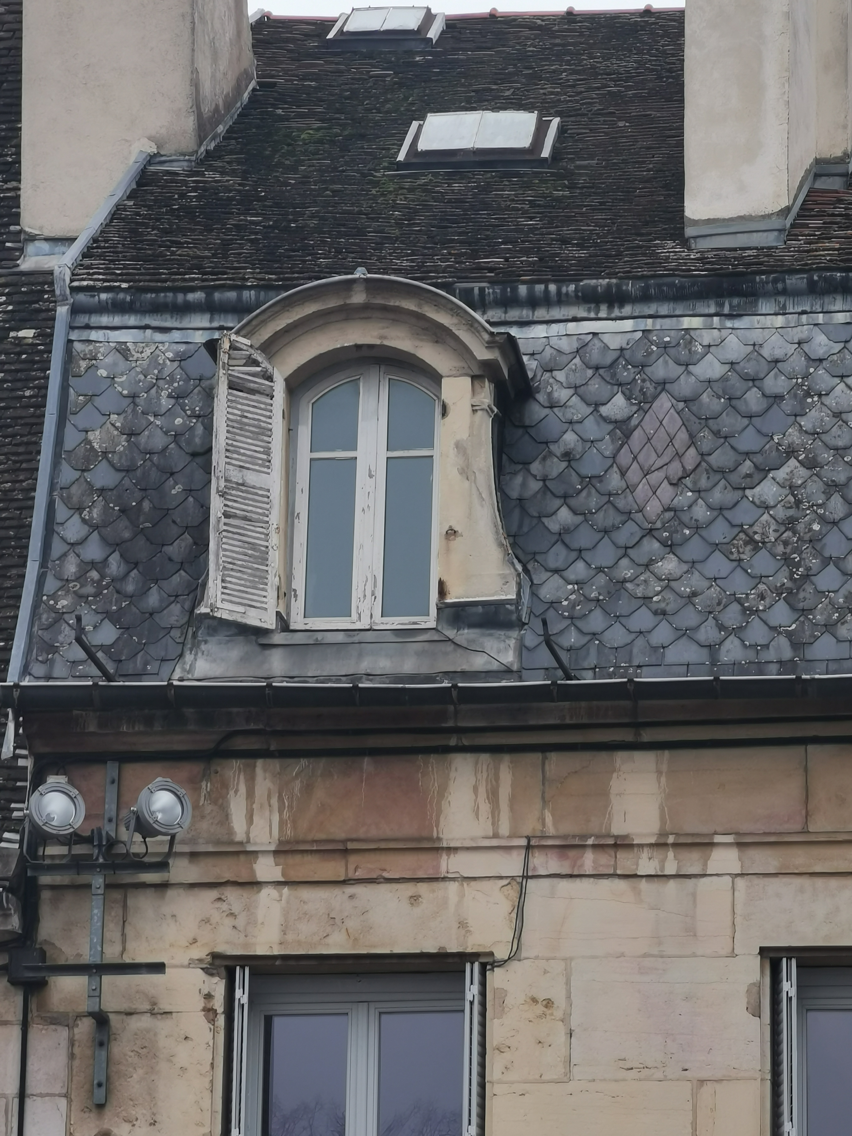 Avant - Réfection de couverture — 33 Place Saint-Michel, Dijon